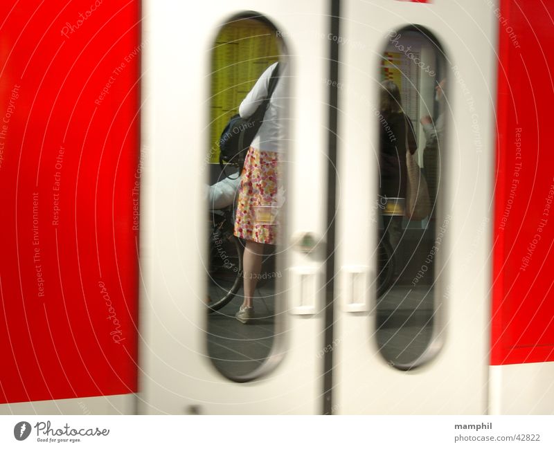 Frau auf dem Bahnsteig Reflexion & Spiegelung Fahrplan Verkehr Reginalbahn Reginalexpress DB Deutsche Bahn AG Tür Bahnhof