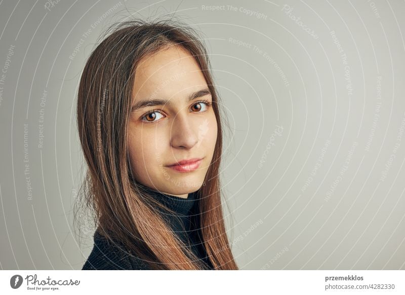Porträt einer jungen Frau. Klassisches Porträt in positiver Stimmung, schönes Modell posiert im Studio über flachen Hintergrund Kopfschuss Person Teenager