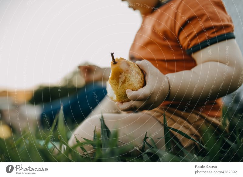Kind isst frisches Obst Snack Birne Frucht Nahaufnahme süß Gesundheit saftig Lebensmittel lecker Vegetarische Ernährung Farbfoto grün 1-3 Jahre Kaukasier Park