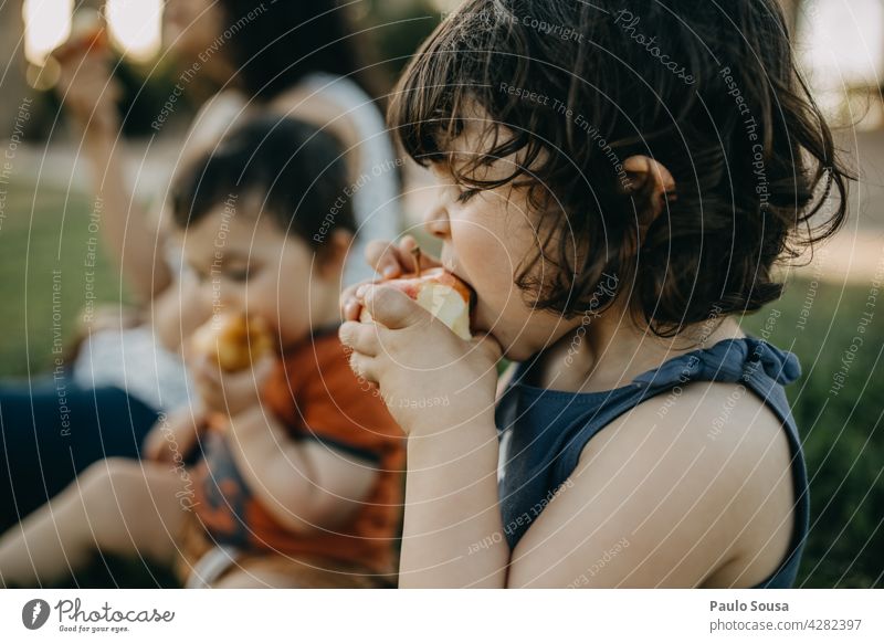 Kind isst Apfelcgil Kaukasier Sommer Snack Essen Tag Gesunde Ernährung Frucht Gesundheit Lebensmittel Farbfoto Außenaufnahme lecker Bioprodukte frisch Garten