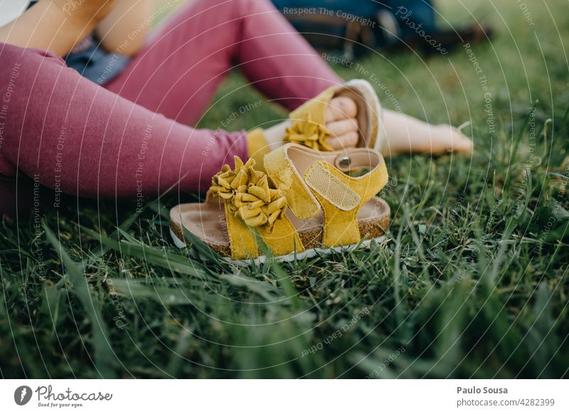 Close up Kind Gelbe Schuhe auf Gras Fuß Sommer Sommerurlaub Ferien & Urlaub & Reisen Bekleidung grün Farbfoto gelb Tag Freizeit & Hobby Windstille