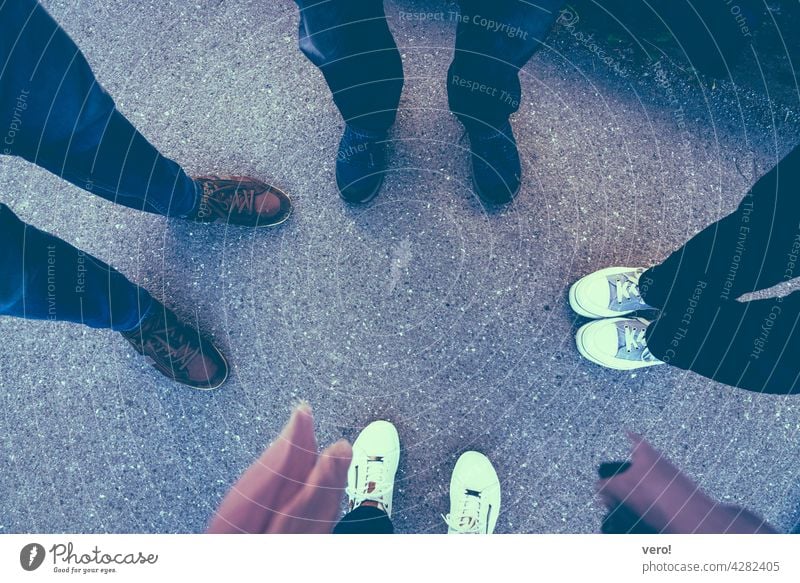 4 Paar Schuhe Schuhbänder mehrfarbig Mode gegenüber stehen Fuß Außenaufnahme Damenschuhe Vogelperspektive Farbfoto urban Beine Fußgänger im Freien Boden Asphalt