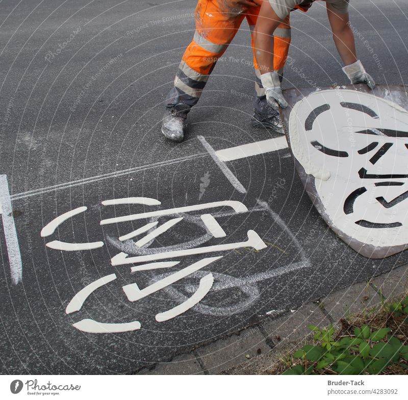 Bodenmarkierungsarbeiten für ein Fahrradweg Straßenmarkierung Fahrbahnmarkierung Schilder & Markierungen Straßenverkehr Asphalt Wege & Pfade Verkehr