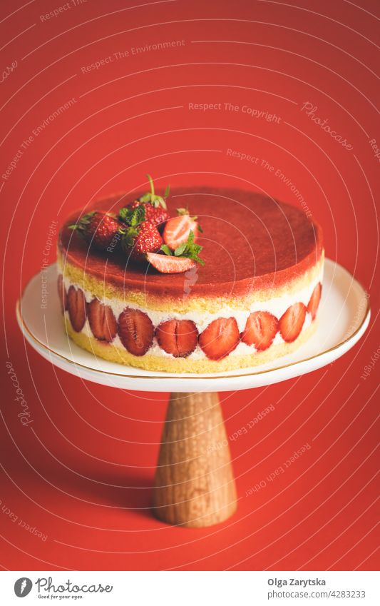 Französischer Erdbeerkuchen Fraisier. Erdbeeren Kuchen Kuchenstand rot Hintergrund Beeren Minze Biskuitkuchen Teller süß Lebensmittel Gebäck Dessert Bäckerei