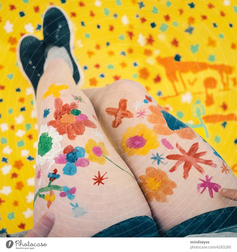 Beine mit gemalten Blumen Blumen auf Beine gemalt Blumen malen Kindheit Kindheitserinnerung Kreativität Kindergarten Kunst Perspektive bunt Fingerfarbe