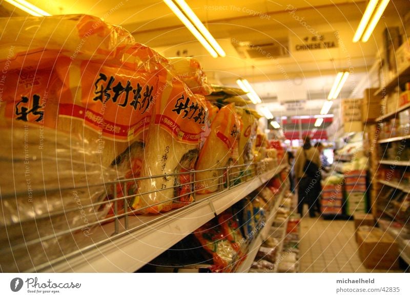 Chinamarkt Supermarkt Chinesisch Regal kaufen Ladengeschäft Nudeln Neonlicht Lampe Chinatown Ernährung Gang