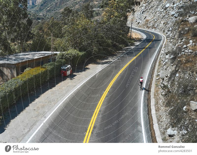 Foto von Rennradfahren. Triathlet Zug in der schönen Natur. Meer und Berge im Hintergrund. Matucana, Peru Radfahrer Erholung Schutzhelm Lifestyle Athlet