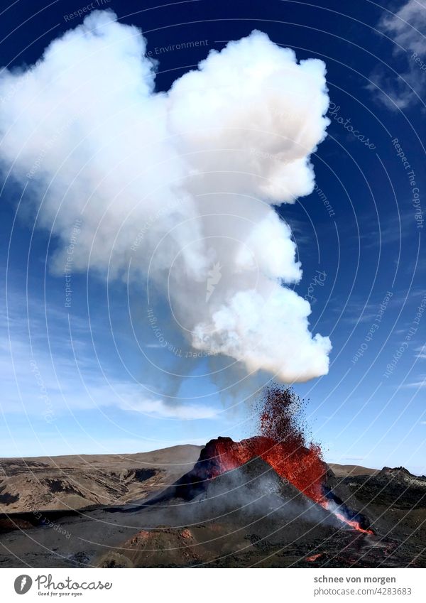 feurig gewaltig blau himmel vulkan island ausbruch wolke asche lava natur Natur Landschaft Berge u. Gebirge Menschenleer Himmel Lava grün Vulkankrater