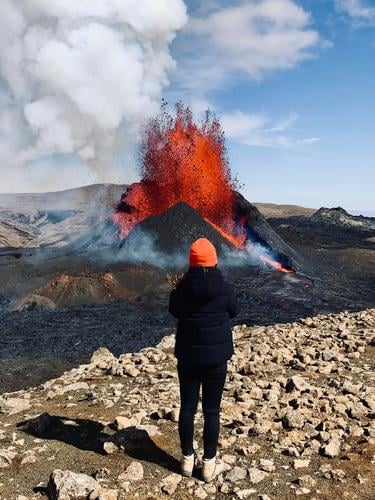 Vulkanausbruch in orange vulkan island feuer fontäne berg natur Landschaft Urelemente Feuer Außenaufnahme Umwelt Berge u. Gebirge heiß Island Menschenleer Klima
