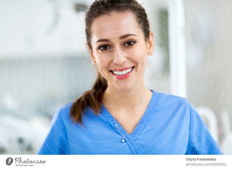 Weibliche Zahnarzthelferin im Büro Zahnmedizin attraktiv Erwachsene junger Erwachsener Allgemeinmedizinerin gp Frau Menschen professionell Personal Arzt