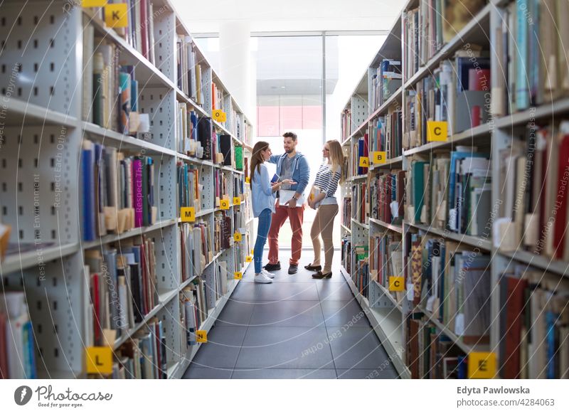 College-Studenten in einer Bibliothek genießend Lifestyle jung Erwachsener Menschen lässig Kaukasier positiv Glück Lächeln Frau attraktiv schön Buchhandlung