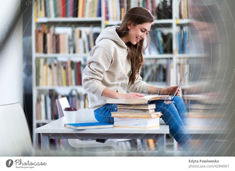Junge Studentin studiert in der Bibliothek genießend Lifestyle jung Erwachsener Menschen eine Person lässig Kaukasier positiv Glück Lächeln Frau attraktiv schön