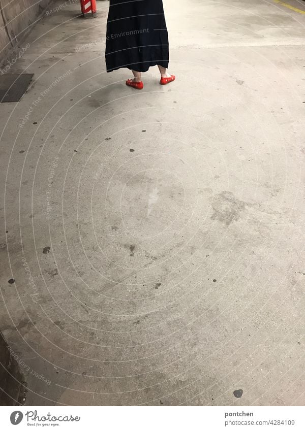 eine schick gekleidete Frau mit Rock und roten Ballerina Schuhen wartet  am Bahngleiß signalfarbe warten ubahn zug passagier rock mode kleidung farbtupfer