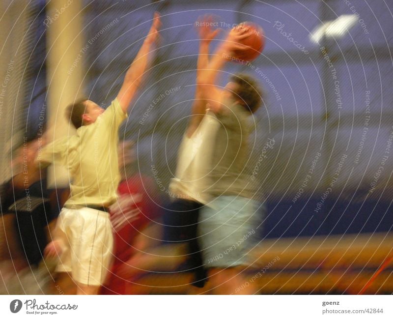Shot it ! blockieren Licht Basketball Menschengruppe Streetball Lagerhalle Rebound Jump Shot werfen Sport Bewegung Match