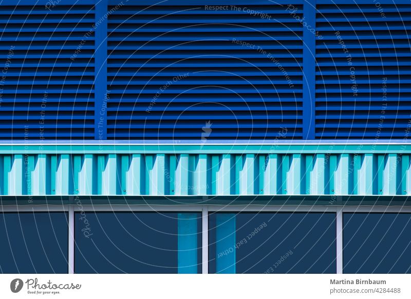 Nahaufnahme eines blauen Gebäudes außen mit Fenstern und Jalousien turquiose Sommer Struktur Hintergrund Technik & Technologie abstrakt Business Architektur