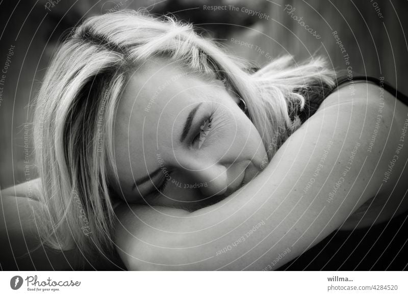 müde. kaputt. antriebslos. Müdigkeit Erschöpfung gestresst Burnout Migräne Allergie Frau blond schlafen aufgestützt ausgelaugt Giulietta