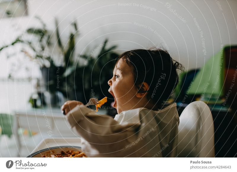 Kind isst Nudeln Essen Spätzle Gabel authentisch Teller Gesundheit lecker Farbfoto Ernährung Lebensmittel Mittagessen Kaukasier 1-3 Jahre Nahaufnahme