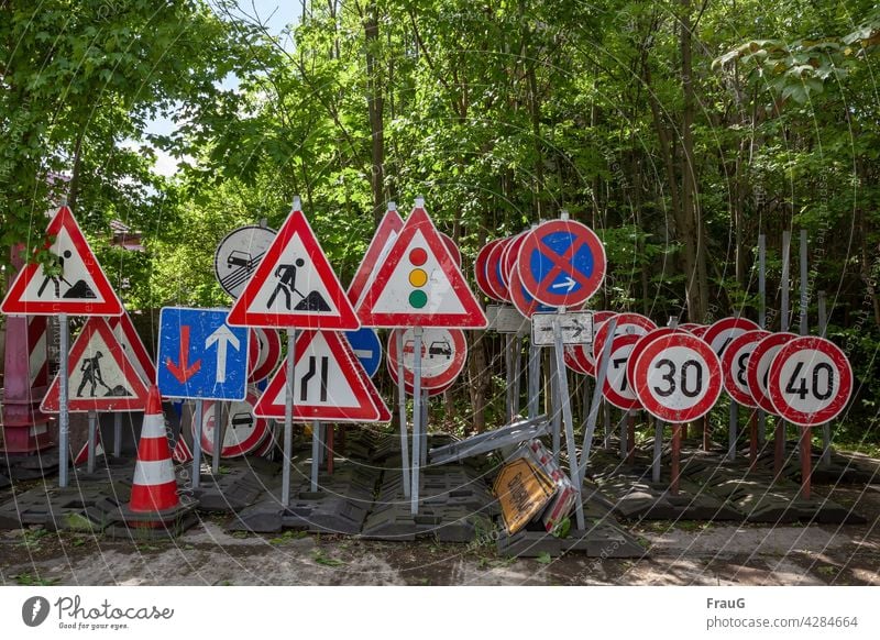 Schilder | viele Verkehrsschilder Gefahrzeichen Richtzeichen Vorschriftszeichen Verkehrshütchen Schilder & Markierungen Schilderwald gebraucht ordentlich