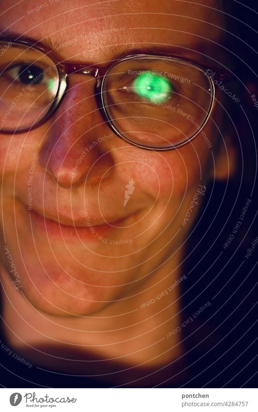 Grüne Spiegelung in einer Brille. Brillengläser, Entspiegelung. Lächelnde Frau mit Sehschwäche brille entspiegelung reflektion brillengläser grün lächeln