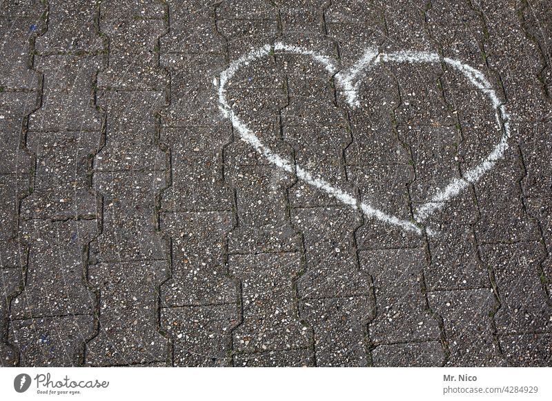 gezeichnet & gemalt | herz aus stein kreide bürgersteig straße zeichen verliebt draußen herzlich romantisch symbol symbolisch boden gehweg Kindheit Kreativität