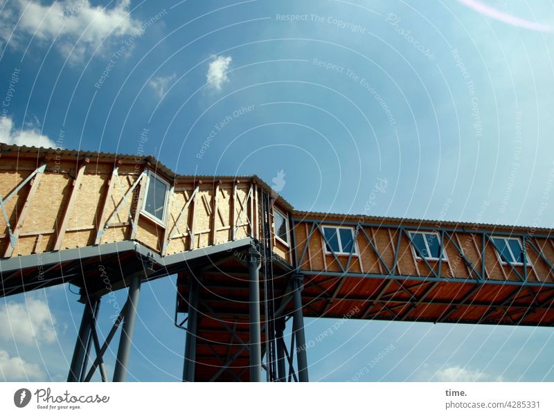 Luftnummer treppe überdacht gerüst architektur bauwerk überwegung schutz sicherheit baustelle gang fenster baukunst hoch himmel Schönes Wetter perspektive