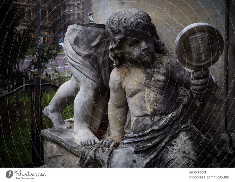 abgestorben + abgehoben Denkmal Vandalismus Putten Handspiegel Kunst Gebüsch Skulptur Carrara-Marmor Statue historisch Senefelder Platz Schönhauser Allee