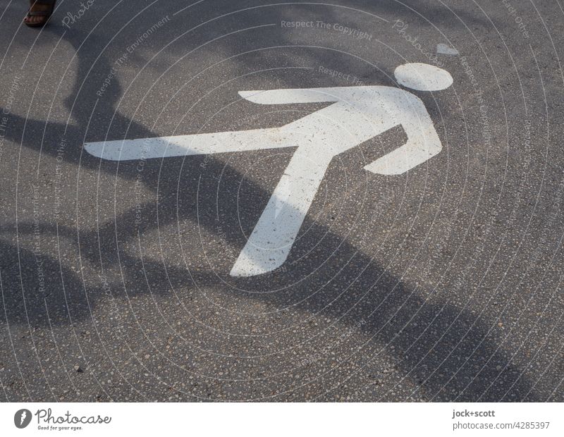Fußgänger werfen ihre Schatten voraus Piktogramm Wege & Pfade Schilder & Markierungen gehen Schattenspiel Hintergrund neutral Silhouette Asphalt Herz (Symbol)