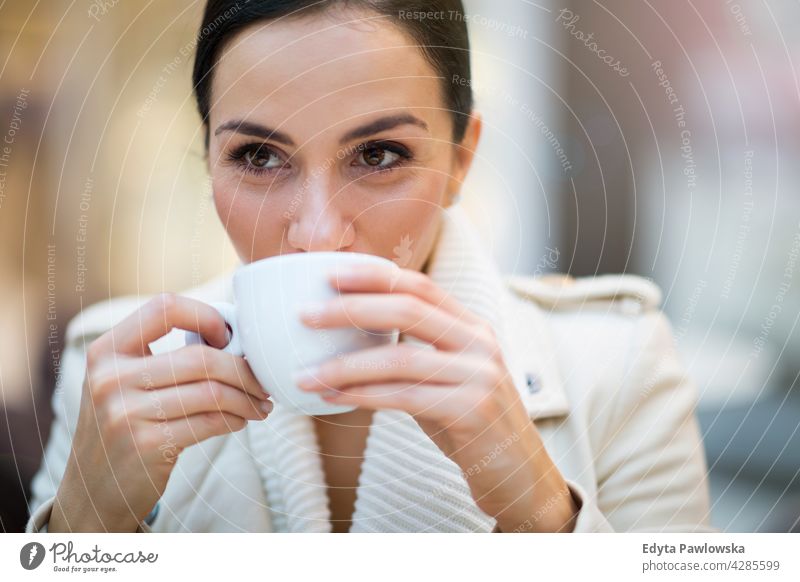 junge Frau trinkt Kaffee im Café trinken Getränk genießend Lifestyle Erwachsener Menschen eine Person lässig Kaukasier positiv sorgenfrei Sitzen Glück Lächeln