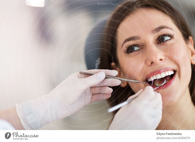 Frau lässt Zähne beim Zahnarzt untersuchen Zahnmedizin attraktiv Erwachsene junger Erwachsener Allgemeinmedizinerin gp Menschen professionell Personal Arzt
