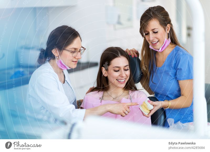 Frau lässt Zähne beim Zahnarzt untersuchen Zahnmedizin attraktiv Erwachsene junger Erwachsener Allgemeinmedizinerin gp Menschen professionell Personal Arzt
