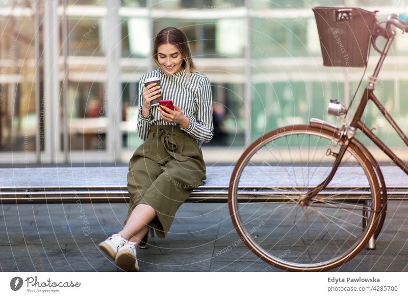 Junge Frau mit ihrem Fahrrad in der Stadt Feiertag Urlaub Mode genießend Lifestyle jung Erwachsener Menschen lässig Kaukasier positiv Glück Lächeln attraktiv