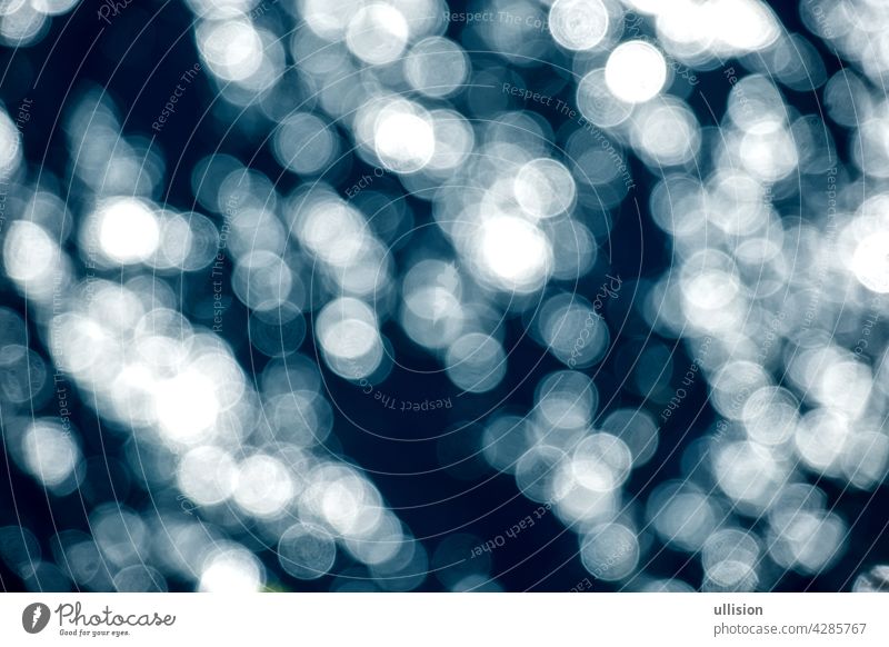 Dunkelblau Bokeh Hintergrund. De-focused Abstract Light Circles, Meer Weihnachten Hintergrund mit Unschärfe Bokeh Lichteffekt. dunkel abstrakt Kreise