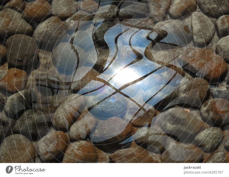 Reflexion auf ruhiger Wasseroberfläche Stein Brunnen diffus abstrakt Strukturen & Formen Silhouette Reflexion & Spiegelung wellig Lichterscheinung Verzerrung
