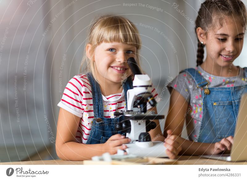 Mädchen mit Mikroskop Wissenschaft Werkstatt Lernen Menschen Kind Kinder Fähigkeit Lifestyle Konzentration Kaukasier Kindheit Schreibtisch Bildung Spaß