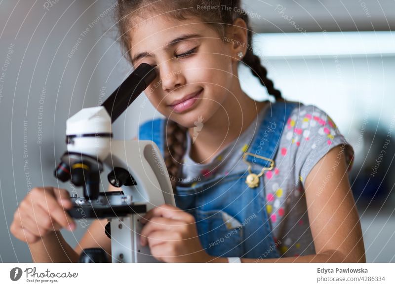 Junges Mädchen schaut durch ein Mikroskop Wissenschaft Werkstatt Lernen Menschen Kind Kinder Fähigkeit Lifestyle Konzentration Kaukasier Kindheit Schreibtisch