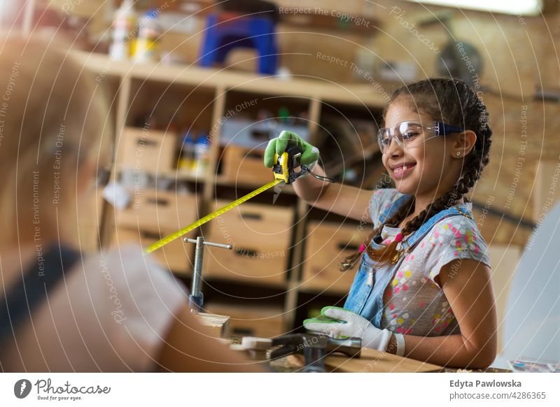 Kinder arbeiten in der Werkstatt Menschen Mädchen Frauenpower Fähigkeit Handwerk Garage Hobby Lifestyle Werkzeuge Konzentration Kreativität Präzision Zimmerer