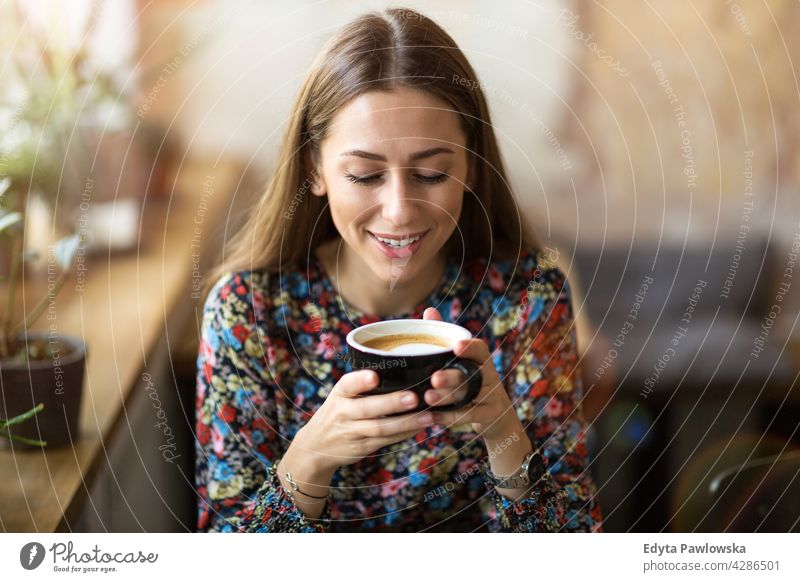 Junge Frau mit Tasse Kaffee Menschen junger Erwachsener lässig attraktiv Lächeln Glück Kaukasier zahnfarben genießend eine Person schön Porträt Positivität