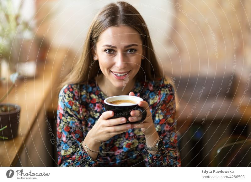 Junge Frau mit Tasse Kaffee Menschen junger Erwachsener lässig attraktiv Lächeln Glück Kaukasier zahnfarben genießend eine Person schön Porträt Positivität