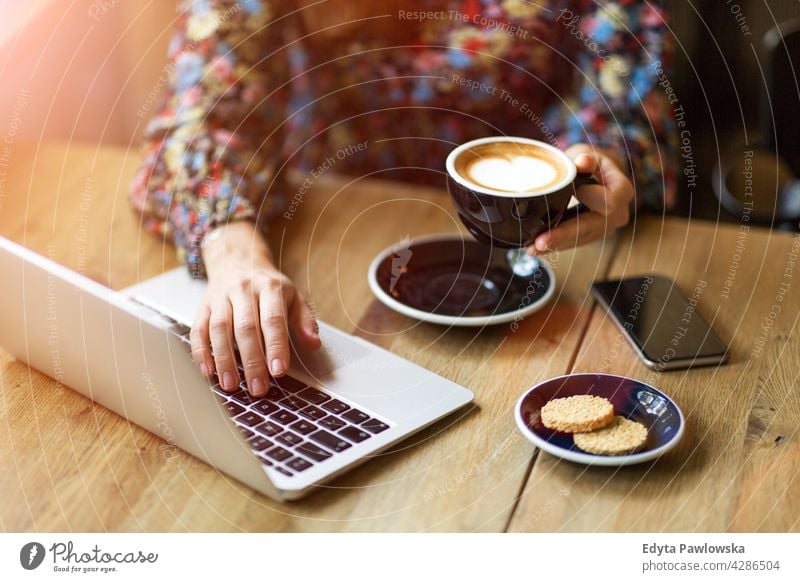 Frau mit Laptop im Cafe Frühstück Schreibtisch Espresso Morgen Tee Nahaufnahme Menschen junger Erwachsener Kaukasier eine Person Tag Café Kaffeehaus Sitzen