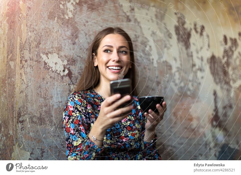 Frau mit Mobiltelefon im Cafe Menschen junger Erwachsener lässig attraktiv Lächeln Glück Kaukasier zahnfarben genießend eine Person schön Porträt Positivität