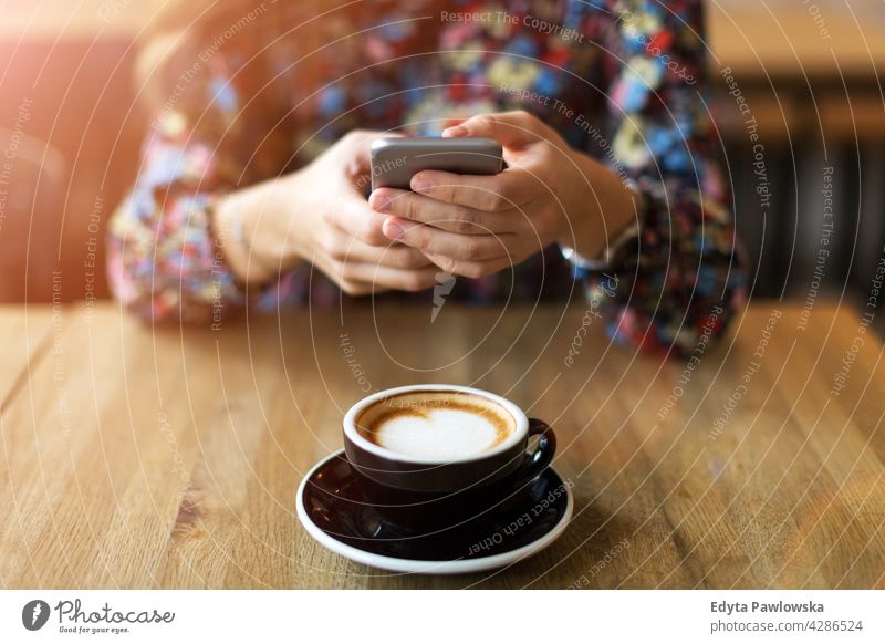 Frau fotografiert Kaffee mit Smartphone - Nahaufnahme Café Hände Beteiligung Zelle Mobile Telefon Funktelefon Gerät Objekt Restaurant Lebensmittel Spaß Mahlzeit
