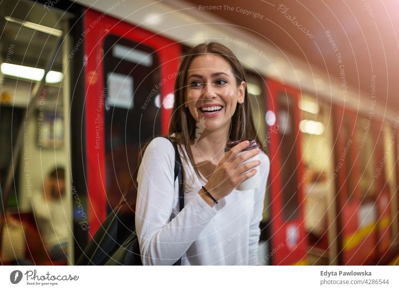 Junge Frau in der U-Bahn-Station Menschen junger Erwachsener lässig attraktiv Lächeln Glück Kaukasier zahnfarben genießend eine Person schön Porträt Positivität