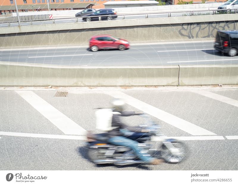 Verkehr auf der Stadtautobahn Autobahn Straße PKW Fahrrad Geschwindigkeit Straßenverkehr Bewegungsunschärfe Verkehrsmittel Fahrzeug Verkehrswege fahren