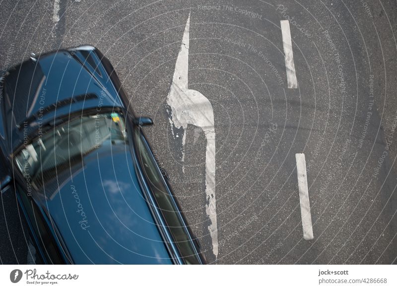 Auto biegt nach links ab abbiegen Pfeil Richtung Fahrbahnmarkierung Mobilität Vogelperspektive Bewegungsunschärfe Straßenverkehrsordnung Verkehrswege