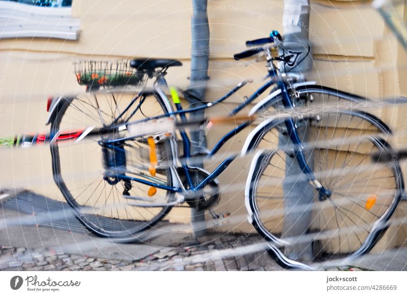 abstrakte Reflexion eines Fahrrads Reflexion & Spiegelung Hauswand angeschlossen Fahrradkorb Verkehrsmittel Streifen Strukturen & Formen Bürgersteig Irritation