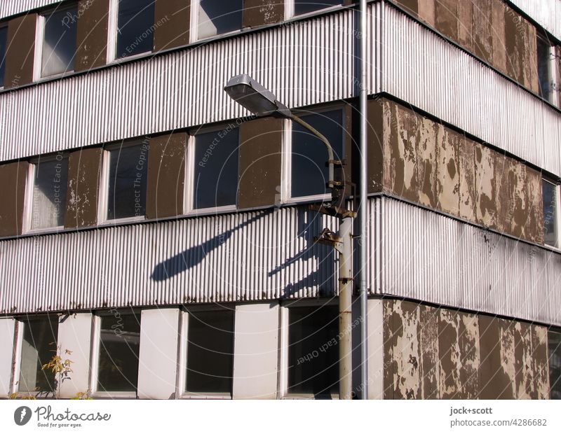 zerstörende Kraft der Zeit bewirkt den Verfall Fassade Haus Fenster Ecke Beleuchtung Architektur Zahn der Zeit Strukturen & Formen verwittert Vergangenheit Stil