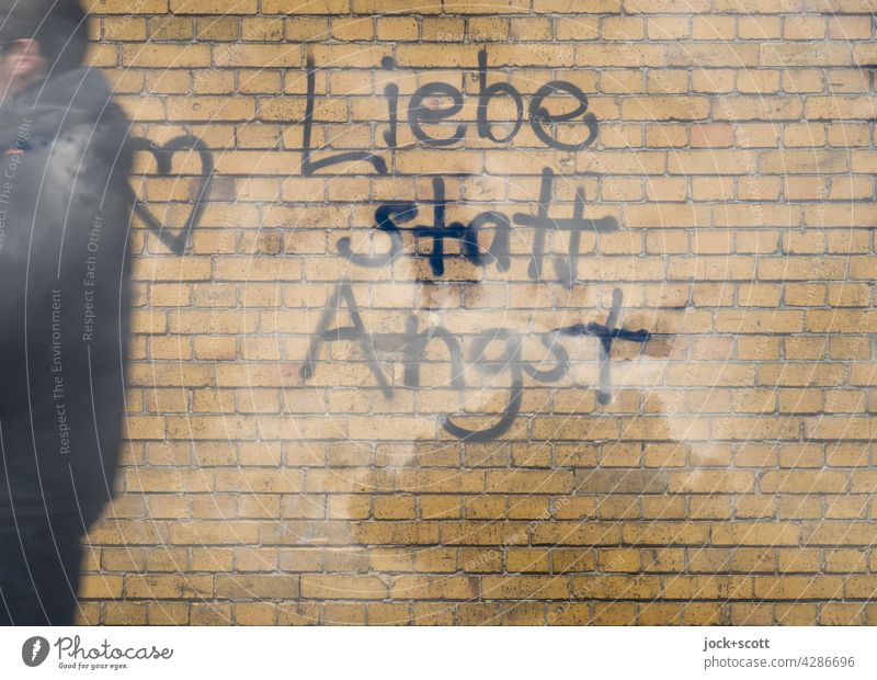 Du und Liebe statt Angst Mauer klinker Straßenkunst Wort Subkultur Herz (Symbol) Mensch Doppelbelichtung Spray Graffiti Aussage Weisheit Kreativität wolkig