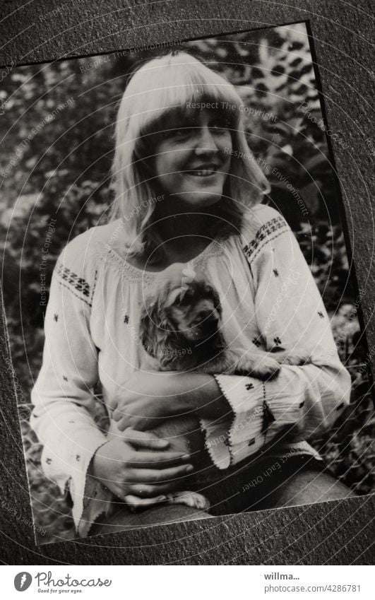 a young girl in hippie look with a little dog puppy analog Foto Hippie Look blond junges Mädchen junge Frau Pony Hund Welpe Cocker Spaniel lächeln