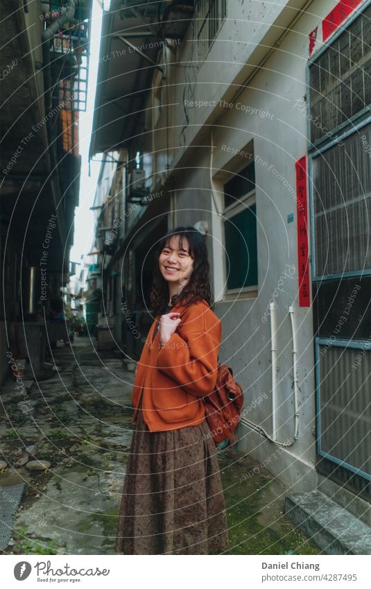 Chinesische Dame Porträt Vibe Mädchen Straße Junge Frau jung schön Außenaufnahme Beautyfotografie Jugendliche hübsch attraktiv Mode Stil Model Erwachsene urban