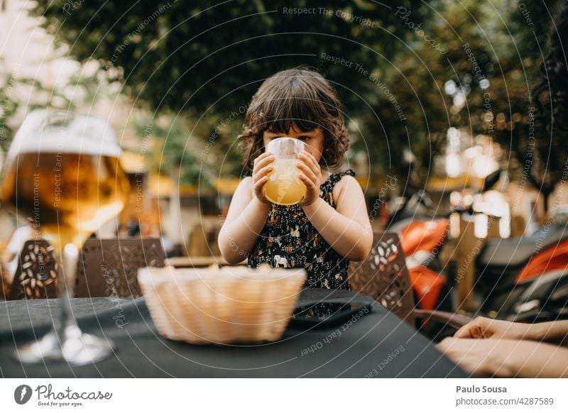 Kind trinkt Saft Mädchen Kaukasier 1-3 Jahre Sommer Erfrischung Farbfoto Mensch Kindheit Außenaufnahme Lifestyle niedlich Tag Glas Park Freude Fröhlichkeit